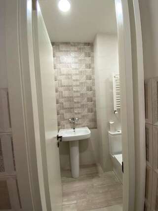 Гостевой дом Apartament Xvicha Тбилиси Семейный номер-12