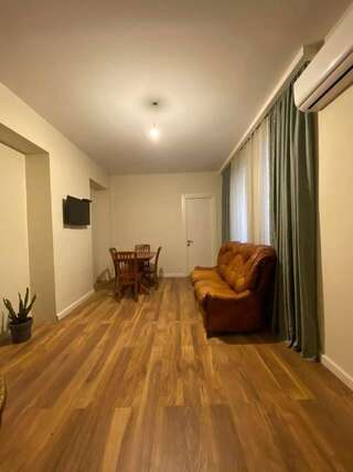 Гостевой дом Apartament Xvicha Тбилиси Семейный номер-19