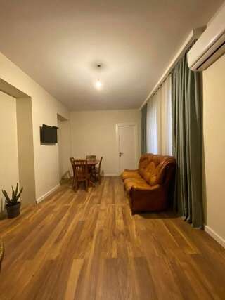 Гостевой дом Apartament Xvicha Тбилиси Семейный номер-34