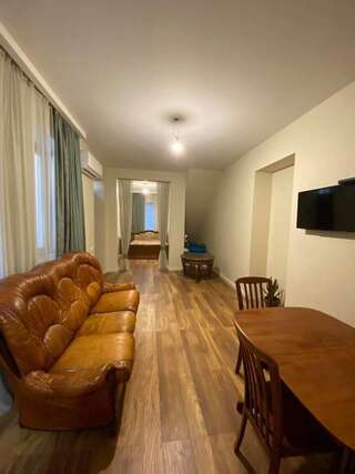 Гостевой дом Apartament Xvicha Тбилиси Семейный номер-35