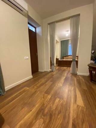 Гостевой дом Apartament Xvicha Тбилиси Семейный номер-36